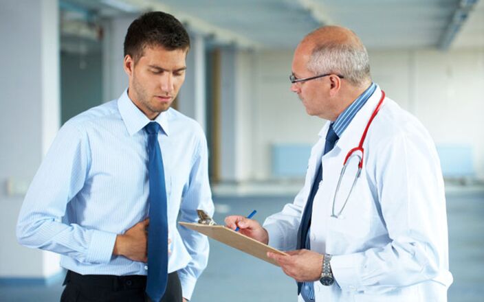 El médico aconseja al paciente