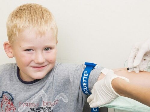 Un niño dona sangre para análisis si existe la sospecha de que está infectado con parásitos.